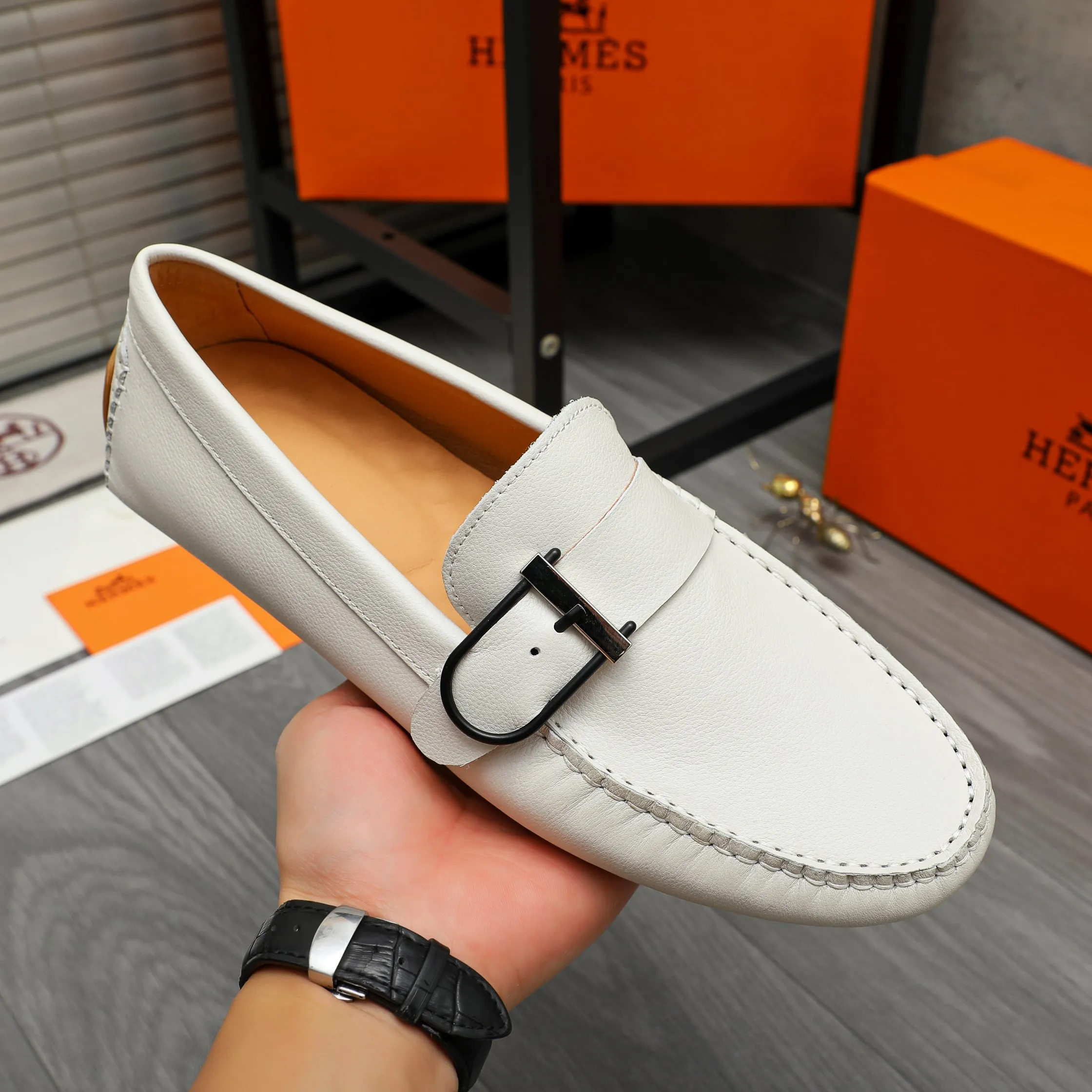 P380 Product trademark: HERMES "Hermes" casual slip-on men's shoes. Regular size: 38-44 Product material: Selected small pebbled cowhide upper, pigskin lining, rubber outsole